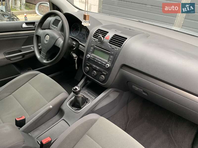 Хэтчбек Volkswagen Golf 2005 в Сваляве