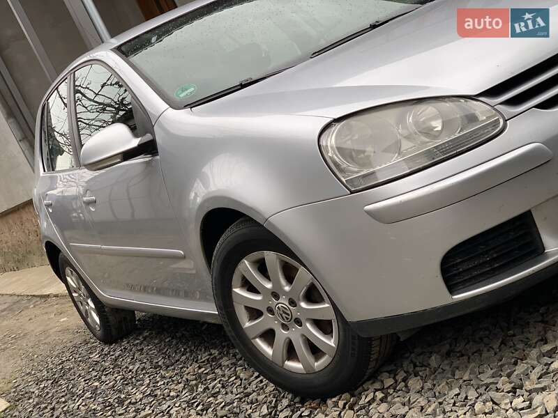 Хэтчбек Volkswagen Golf 2005 в Сваляве