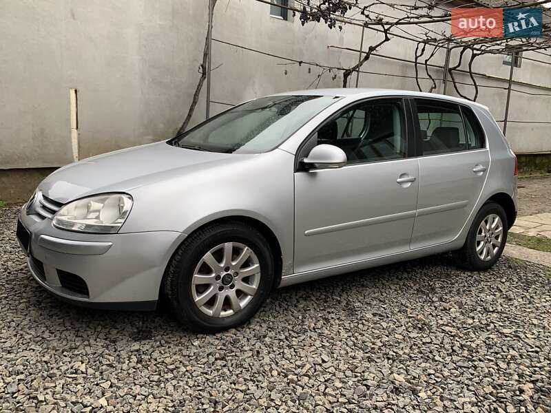 Хэтчбек Volkswagen Golf 2005 в Сваляве