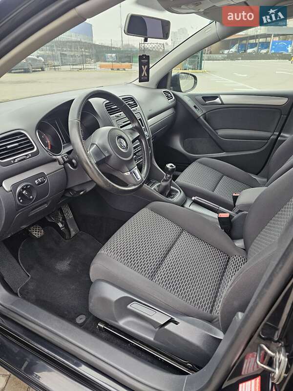 Хэтчбек Volkswagen Golf 2009 в Сумах