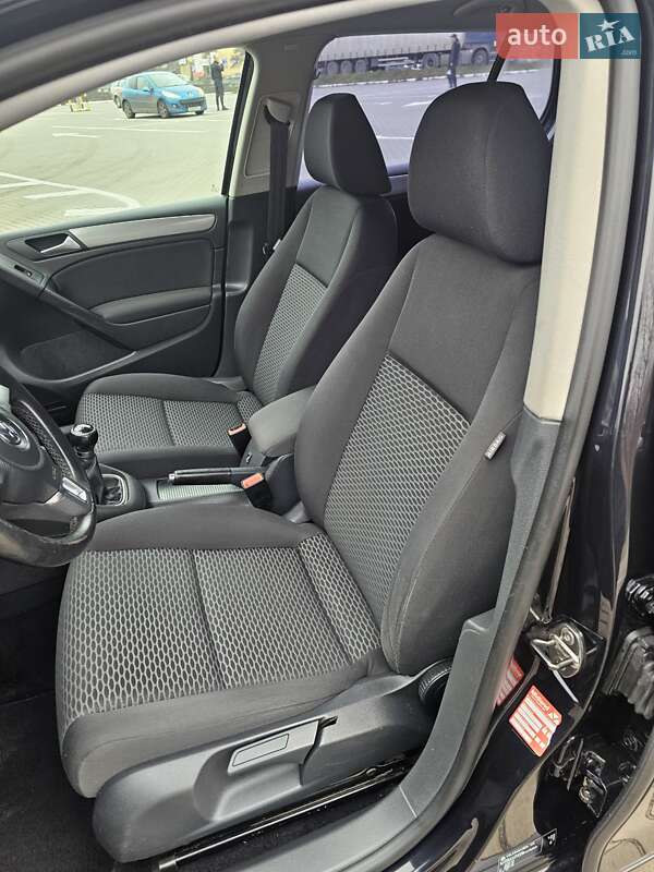 Хэтчбек Volkswagen Golf 2009 в Сумах