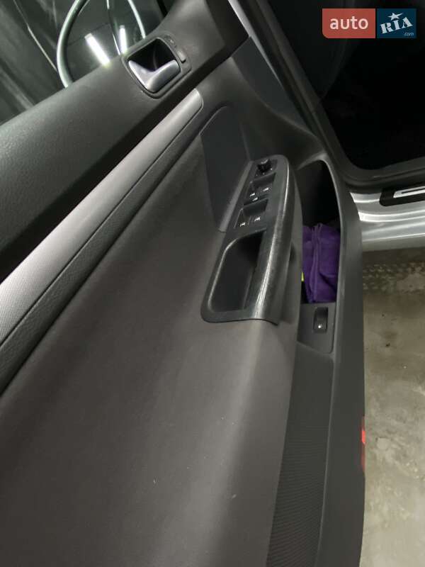 Хетчбек Volkswagen Golf 2006 в Києві