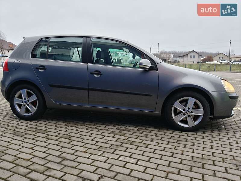 Хэтчбек Volkswagen Golf 2004 в Нововолынске