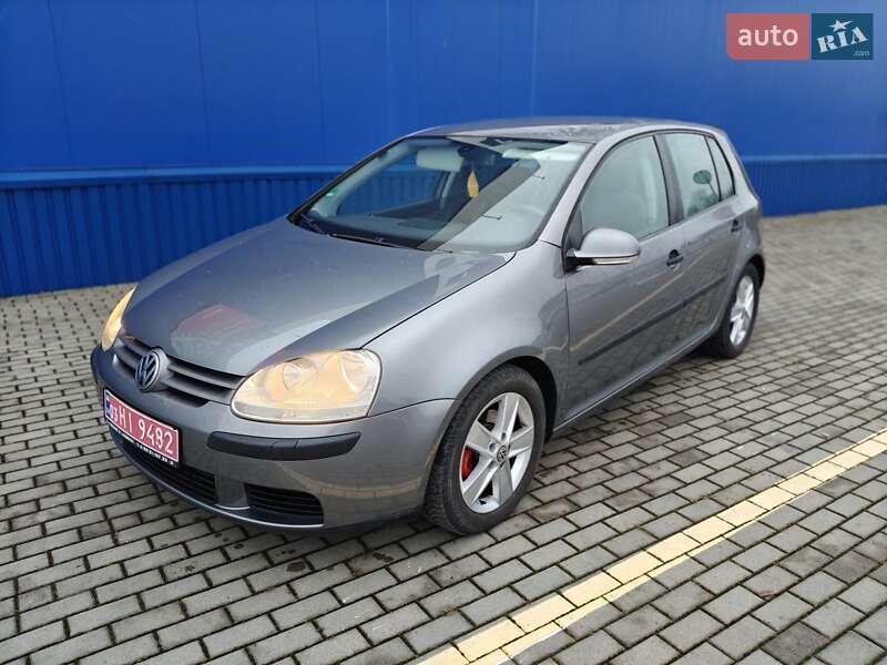 Хэтчбек Volkswagen Golf 2004 в Нововолынске
