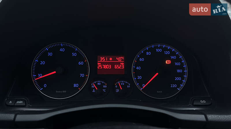 Хэтчбек Volkswagen Golf 2005 в Киеве