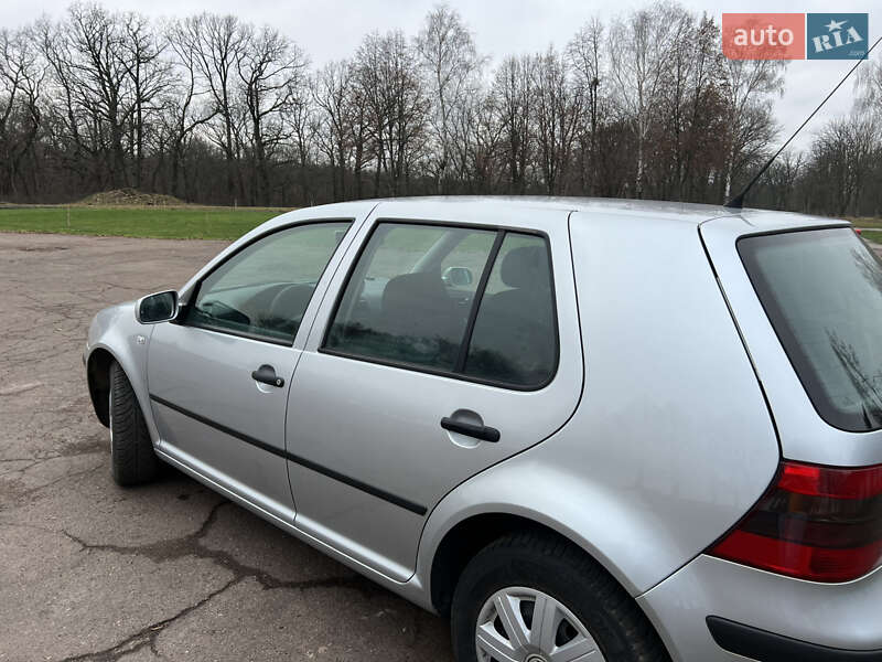 Хэтчбек Volkswagen Golf 2001 в Тростянце