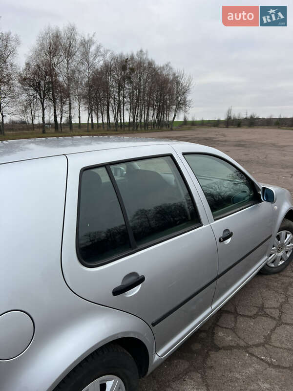 Хэтчбек Volkswagen Golf 2001 в Тростянце