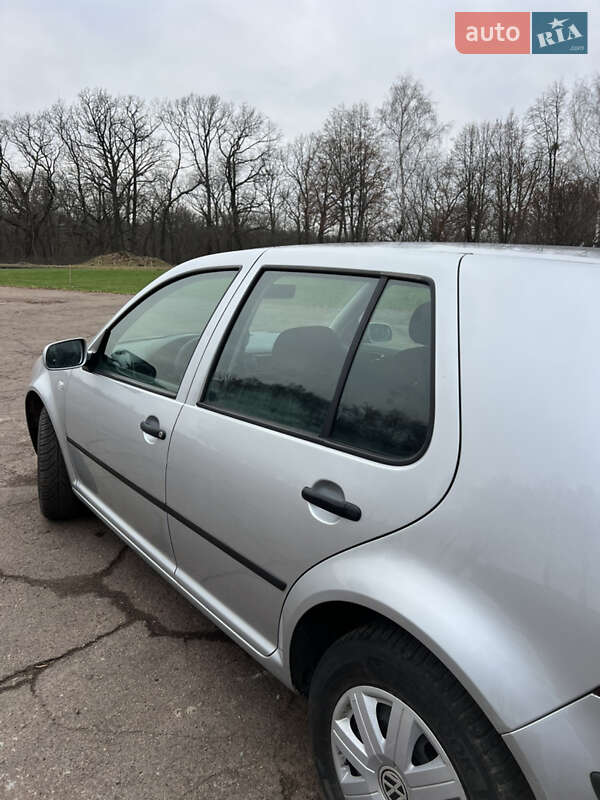 Хэтчбек Volkswagen Golf 2001 в Тростянце