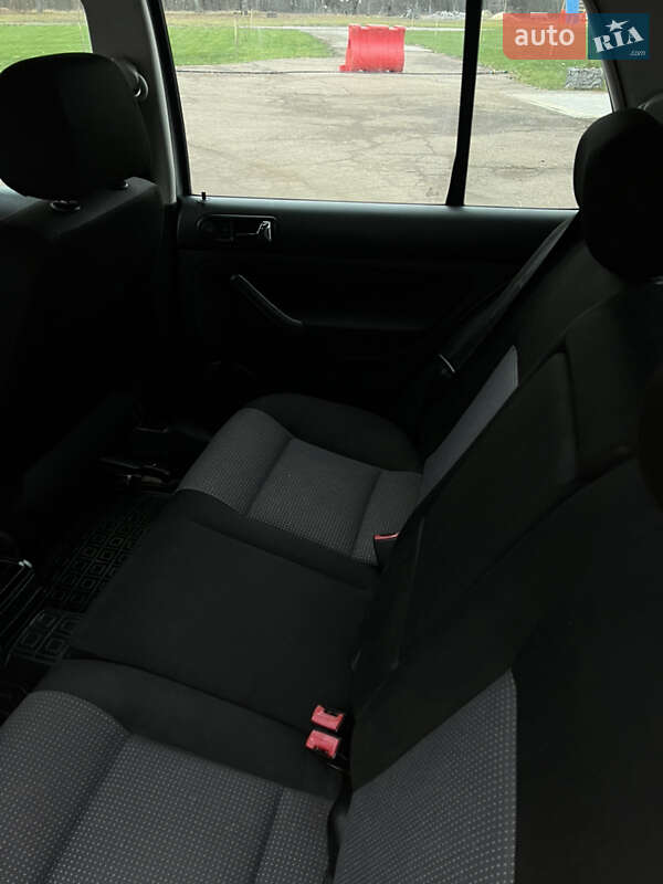 Хэтчбек Volkswagen Golf 2001 в Тростянце