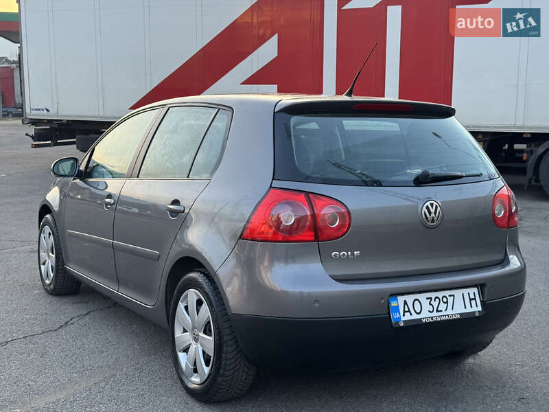 Хетчбек Volkswagen Golf 2007 в Сваляві