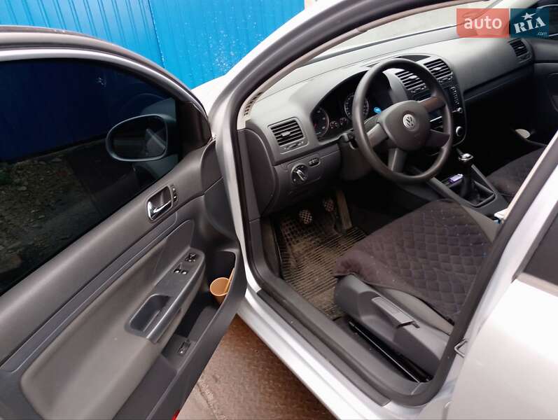 Хетчбек Volkswagen Golf 2004 в Лохвиці