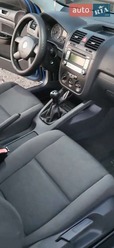 Хэтчбек Volkswagen Golf 2003 в Краснограде