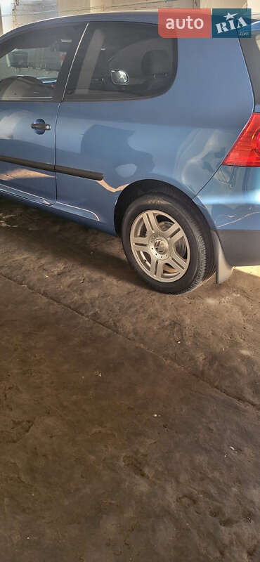 Хэтчбек Volkswagen Golf 2003 в Краснограде