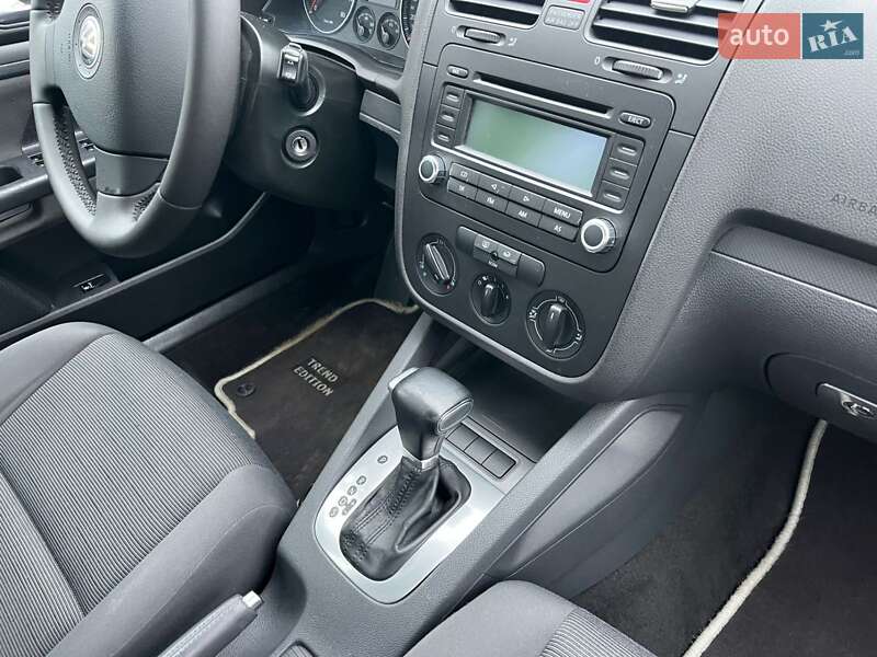 Хетчбек Volkswagen Golf 2006 в Рівному