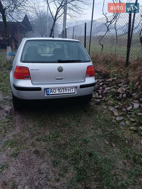 Хетчбек Volkswagen Golf 2003 в Хусті