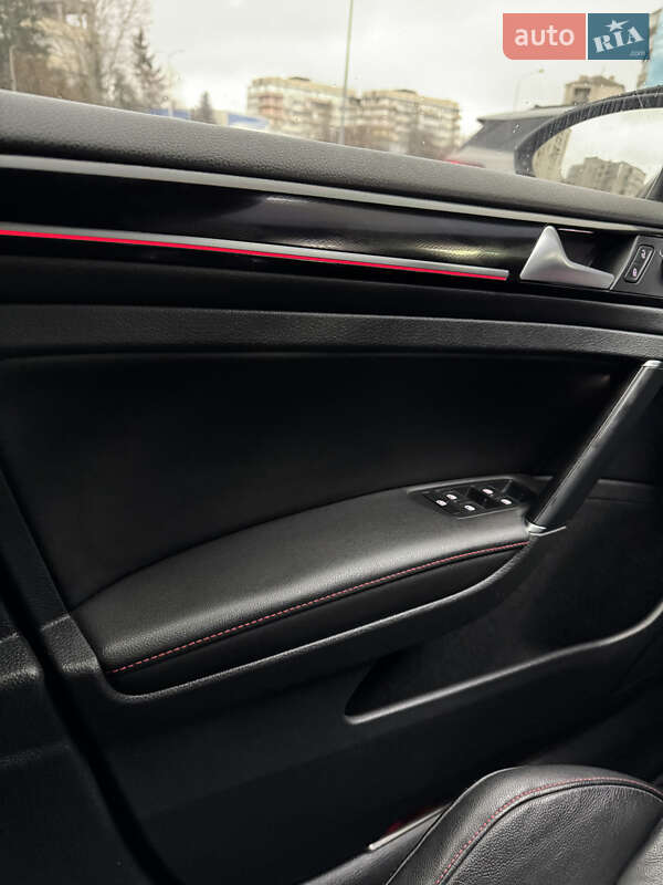 Хетчбек Volkswagen Golf 2016 в Києві