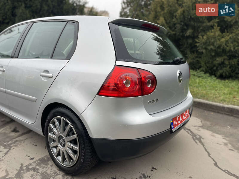 Хетчбек Volkswagen Golf 2006 в Шепетівці