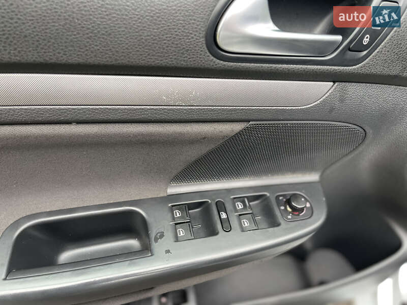 Хетчбек Volkswagen Golf 2006 в Шепетівці