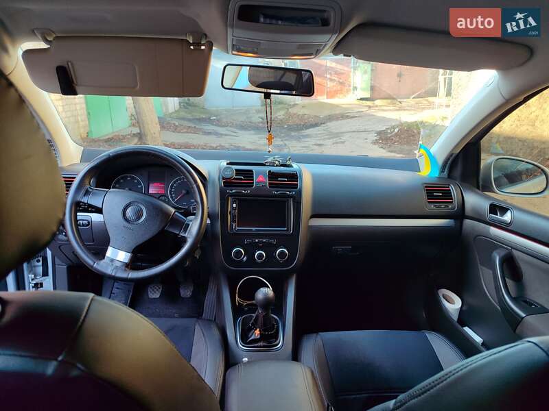 Хетчбек Volkswagen Golf 2006 в Южноукраїнську