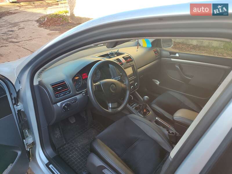 Хетчбек Volkswagen Golf 2006 в Южноукраїнську
