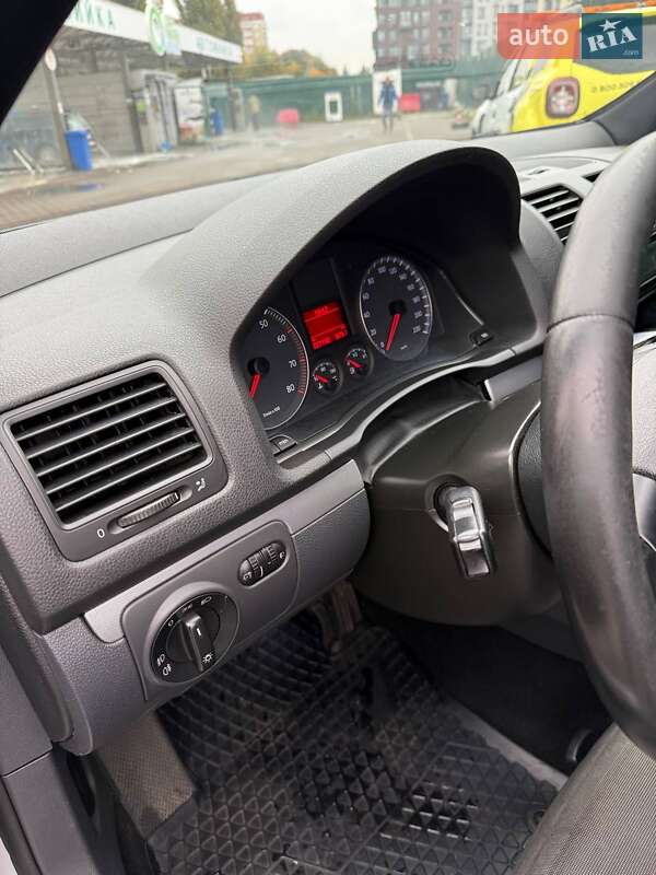 Хэтчбек Volkswagen Golf 2006 в Киеве