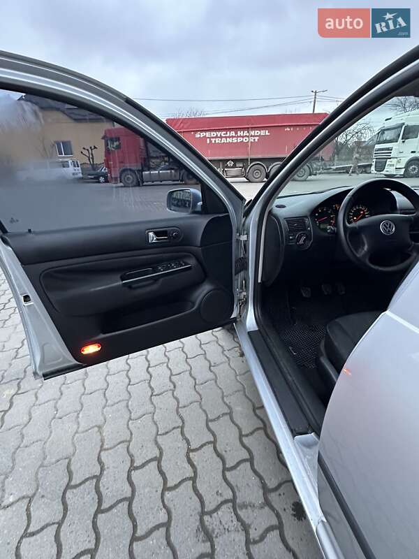 Хетчбек Volkswagen Golf 2002 в Городку