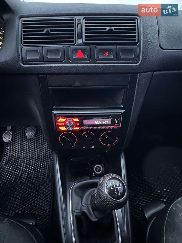 Хетчбек Volkswagen Golf 2002 в Городку