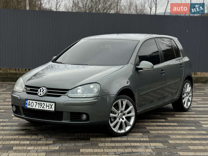 Хэтчбек Volkswagen Golf 2004 в Сваляве