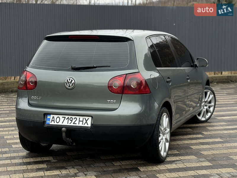 Хэтчбек Volkswagen Golf 2004 в Сваляве