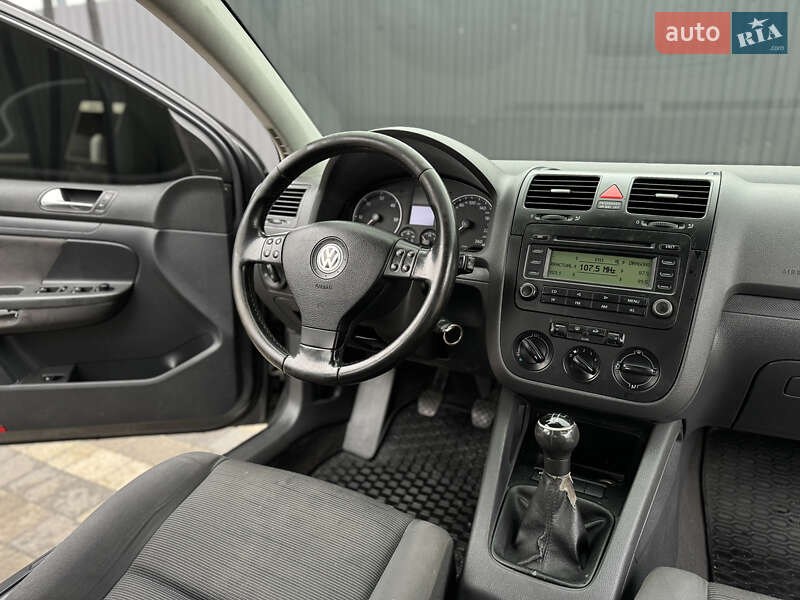 Хэтчбек Volkswagen Golf 2004 в Сваляве