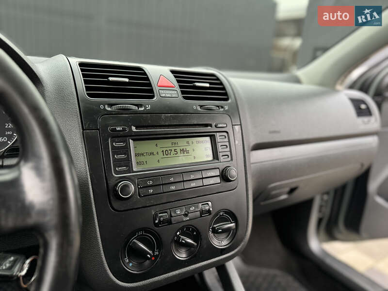 Хэтчбек Volkswagen Golf 2004 в Сваляве