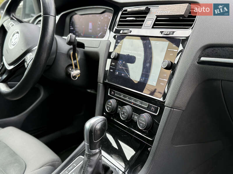 Універсал Volkswagen Golf 2017 в Рівному