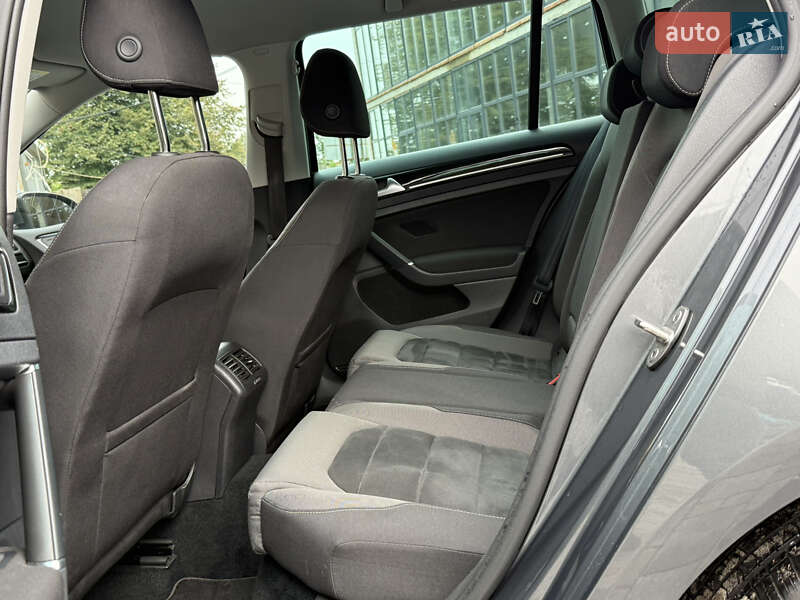 Універсал Volkswagen Golf 2017 в Рівному