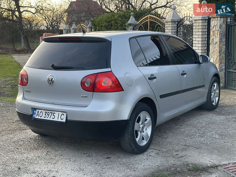Хэтчбек Volkswagen Golf 2005 в Виноградове