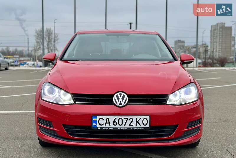 Хэтчбек Volkswagen Golf 2015 в Киеве