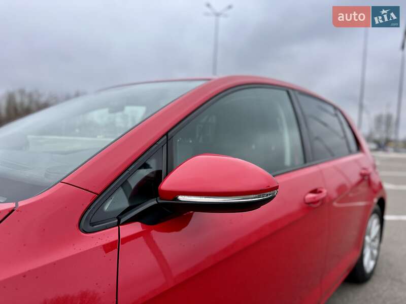 Хэтчбек Volkswagen Golf 2015 в Киеве