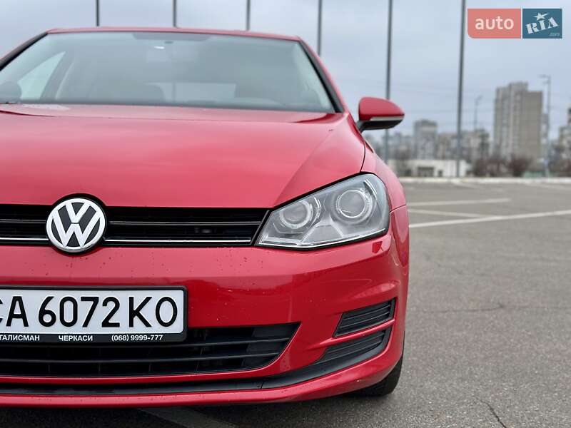 Хэтчбек Volkswagen Golf 2015 в Киеве