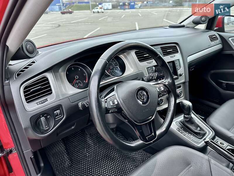 Хэтчбек Volkswagen Golf 2015 в Киеве