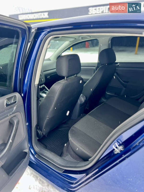 Хетчбек Volkswagen Golf 2005 в Харкові