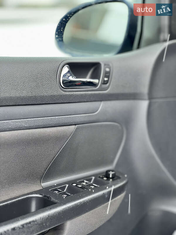 Хетчбек Volkswagen Golf 2005 в Харкові