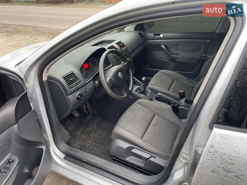 Хэтчбек Volkswagen Golf 2005 в Виноградове