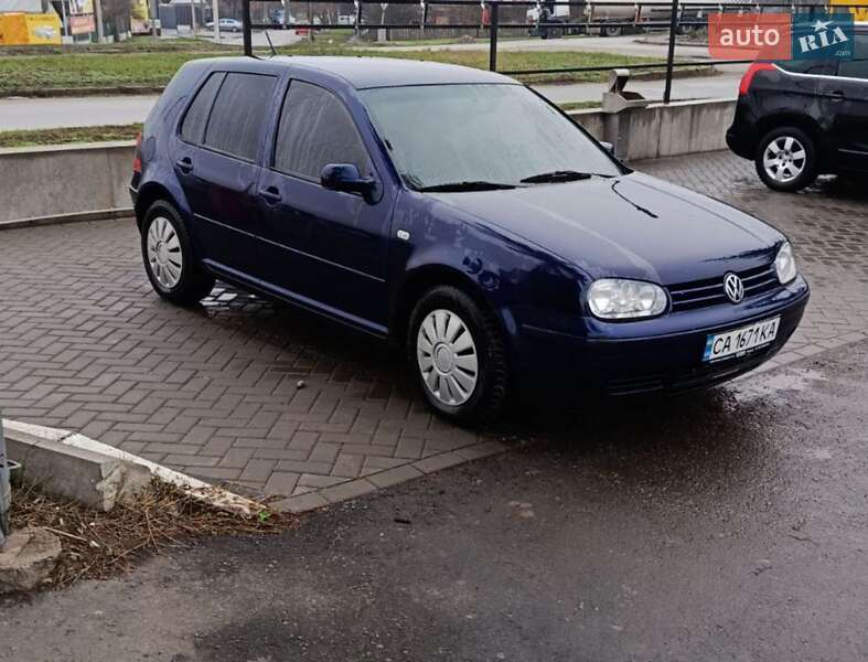 Хэтчбек Volkswagen Golf 2002 в Корсуне-Шевченковском