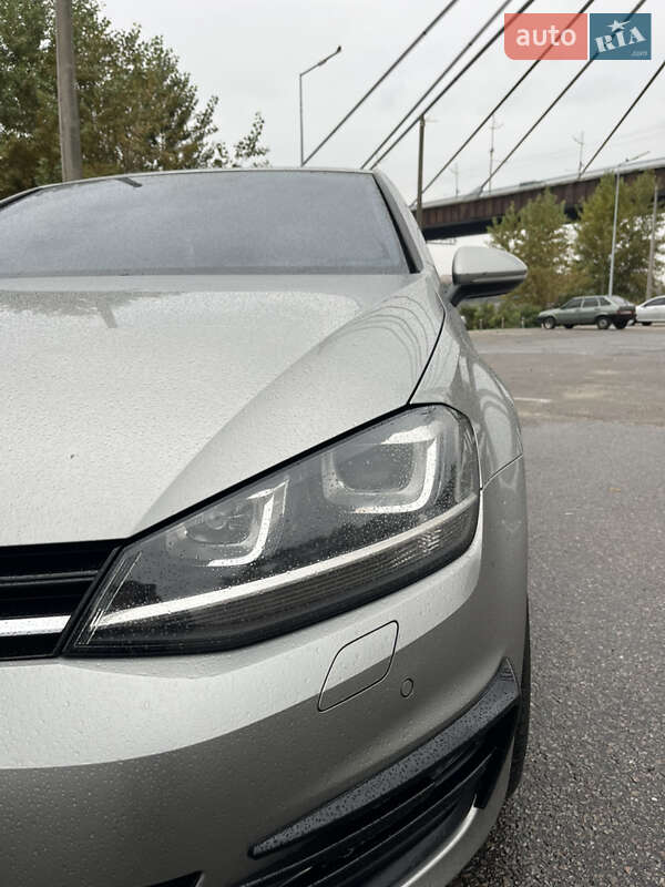 Хетчбек Volkswagen Golf 2014 в Києві