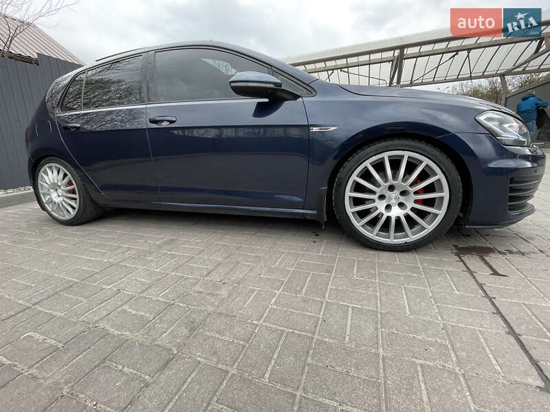 Хетчбек Volkswagen Golf 2015 в Дніпрі