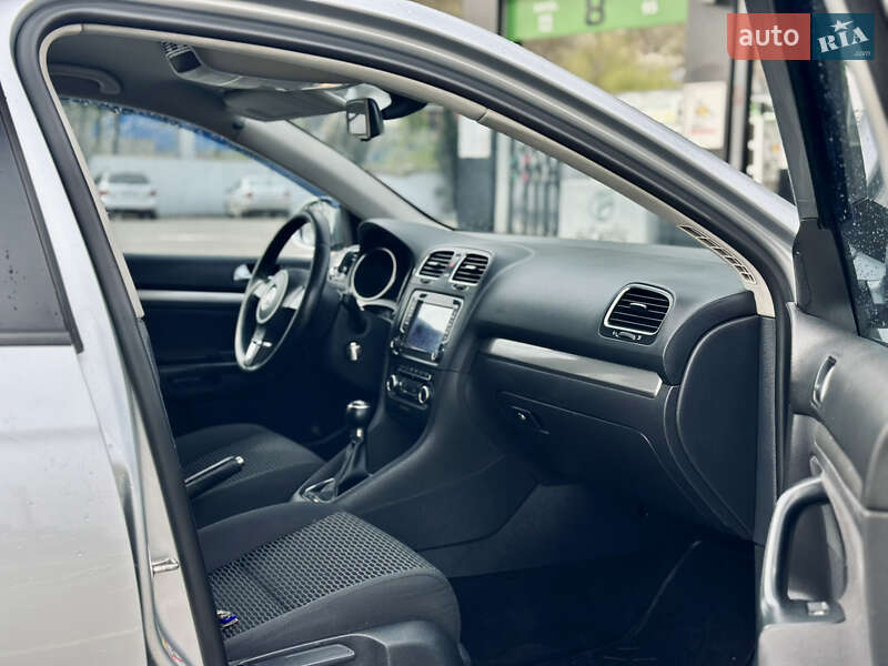 Універсал Volkswagen Golf 2010 в Чернівцях