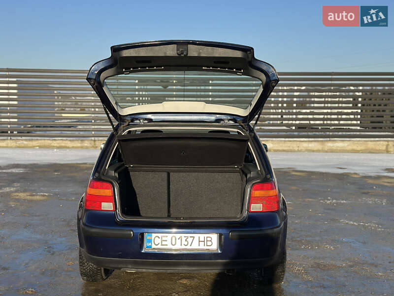 Хетчбек Volkswagen Golf 2002 в Чернівцях