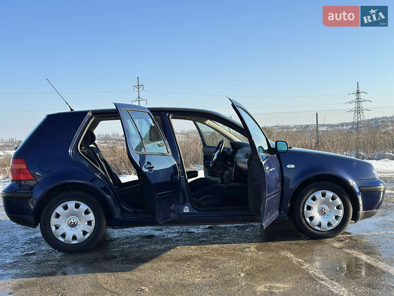 Хетчбек Volkswagen Golf 2002 в Чернівцях