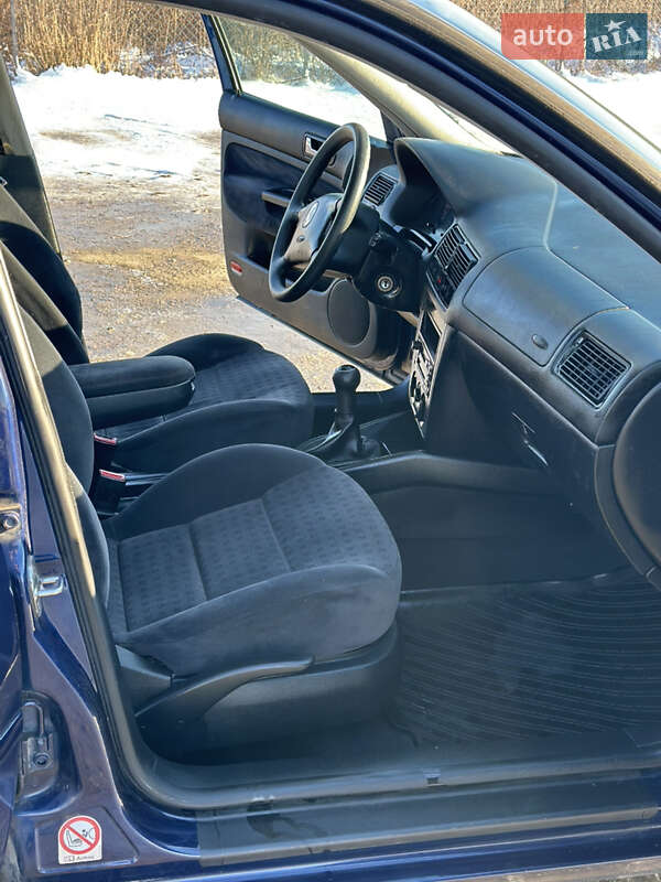 Хетчбек Volkswagen Golf 2002 в Чернівцях