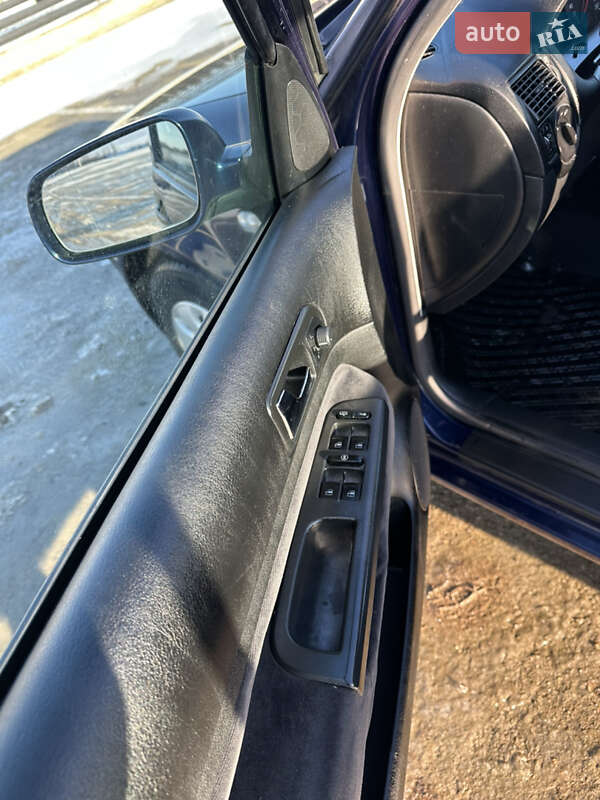 Хетчбек Volkswagen Golf 2002 в Чернівцях