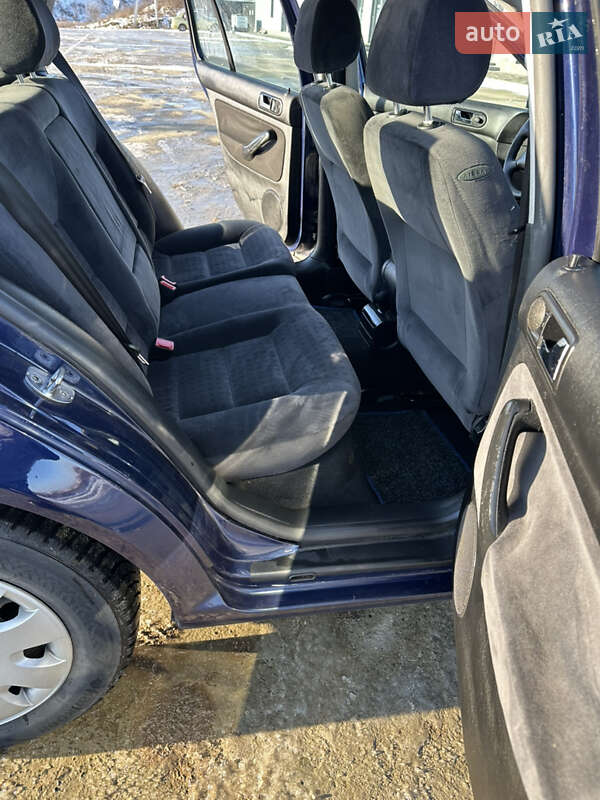 Хетчбек Volkswagen Golf 2002 в Чернівцях